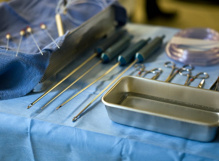 Pare de limpar instrumentos médicos com métodos abrasivos