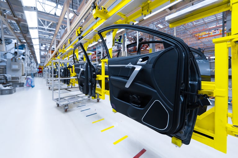 Empresa de moldes de injeção automotivo aumenta o tempo de operação em 25% com o Jateamento de Gelo Seco